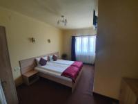 Tweepersoonskamer met 2 Aparte Bedden en Eigen Badkamer