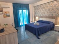 Habitación con cama grande y vistas al mar