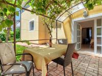 Nino with Shared Pool - B&B