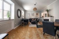 Spacious and central 4BDR apartment - Chambres d'hôtes Visby