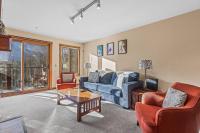 C303 Hidden Gem with MTN andCreek View, Quiet and Private - B&B Canmore