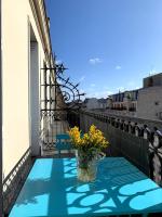 Central Paris Elegant Apartment near the Eiffel Tower and Invalides - Bed and Breakfast Parijs