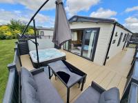 Bee Hive Hot Tub lodge with Free Hoburne Passes - Ferienwohnung South Cerney