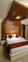 Habitación con cama grande y balcón