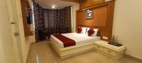 Habitación con cama extragrande y balcón