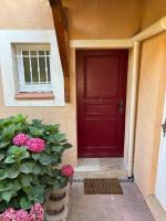 Bastidon paisible dans résidence avec piscine - Bed and Breakfast