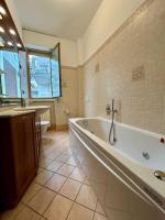 Kibilù - Bright Apartment with Large Terrace near Station FN City Centre walking distance - Chambres d'hôtes Varèse