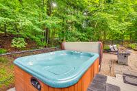 Walk to Water: Lake Winnipesaukee Home w/ Hot Tub - Chambres d'hôtes Moultonborough
