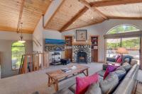 Modern 3BR Tahoe Cabin with Hot Tub - B&B