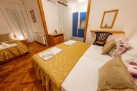 Dreibettzimmer mit Stadtblick