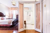 Deluxe Queen Suite