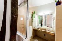 Habitación con cama extragrande y vistas a la piscina