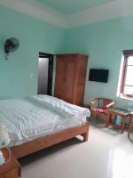 Habitación con cama grande y vistas al jardín