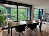 Luxury 2BR, 2 Bath, Spacious Living Room with Open Kitchen, River View, Ideal for Long Stays, Parking, 10 Min to Center - B&B Zurich