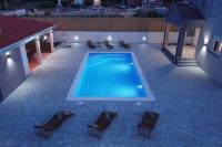 Holiday home Fjaka with swimming pool - B&B Pridraga