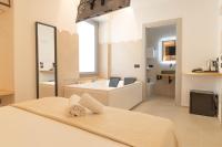 Habitación con cama extragrande y bañera de hidromasaje