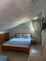Appartamento su 2 Livelli con Balcone e Vista Mare