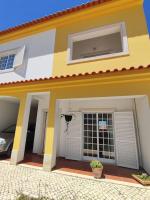 Casa das Rosas - Moradia com jardim e churrasco, Charneca da Cotovia - B&B
