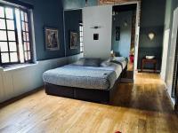 Zimmer mit Kingsize-Bett und Gartenblick.