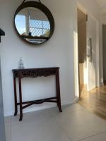Miami's Family Getaway Sleeps 10, Pool, Patio, Walk to North Burleigh Beach & Shops - B&B