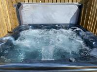 Barn Owl Lodge with Hot Tub - Adults Only - Chambres d'hôtes Lackford