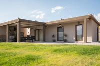 Majestic Manor with outdoor Jacuzzi by 8essentially - B&B Karteros