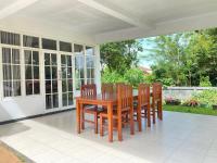 A Spacious Tropical 4 Bedrooms with Bathrooms Villa Marion Tomohon with the view of Gunung Lokon - Chambres d'hôtes Tomohon