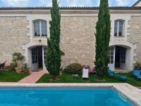 Appartement historique avec piscine, salle de jeux, et jardin - idéal famille et amis - FR-1-653-261 - Bed and Breakfast