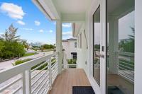 Emerald Oasis Deluxe Waterfront Gem, Heated Pool with Dock - B&B Marathon