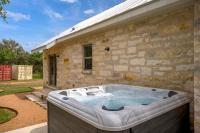 Twisted Oak, Hot tub, Fire pit, King Beds! - B&B Fredericksburg