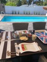 Onsala Resort villa by the sea with seclusive pool & jacuzzi! - B&B Onsala