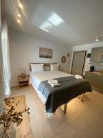 Aphrodite Suite byArtistUnknown - Ferienwohnung Vári