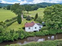 Canalside boathouse in the park - B&B Abergavenny