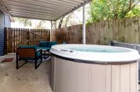 Casa Azul - Boutique 3BR Ranch with Hot Tub & King Beds - B&B Nashville