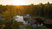 Lakefront cottage 10 min walk from Baltic Sea - Chambres d'hôtes Tūja