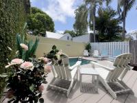New Rose Petal Petite Suite - Pool & Parking - B&B