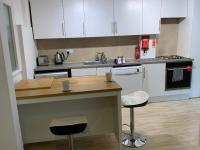 Right by Leigh Broadway Private Garden large ground fl apt - Ferienwohnung Southend-on-Sea