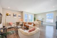 Spacious 3BD 3BA with Iconic Hollywood Sign Views from Balcony & Roofdeck! - B&B Los Ángeles