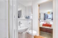 Anime Courtyard in Central and Free Parking with Netflix - B&B Birmingham