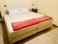 Kamer met Queensize Bed en Uitzicht op het Zwembad