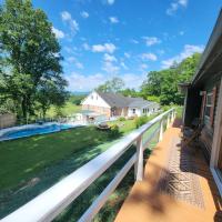Mountain View Bungalow Near Breweries, Trails, Pool and Waterfalls - B&B