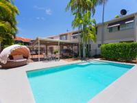 Noosa Parade Townhouse w/ Terrace by Stay Noosa - Bed and Breakfast Noosa Heads