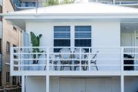 Kings Beach Coastal Getaway, Bring the dog! - B&B Caloundra