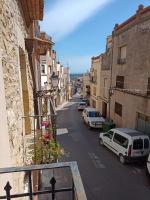 Tranquil and Spacious Townhouse in Historical and Picturesque Cervera Del Maestre - B&B