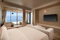 Zimmer mit Kingsize-Bett zum Innenhof