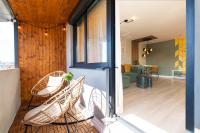 BumbleBee Apartment with cozy balcony near Victoriei Avenue - Chambres d'hôtes Bucarest