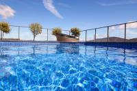 Stylish Apartment with Rooftop Pool, Minutes from City and ANU - B&B