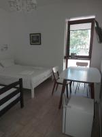 Dreibettzimmer mit Gartenblick