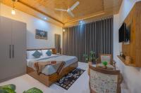 Zimmer mit Kingsize-Bett und Balkon