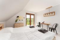 Habitación con cama grande y balcón